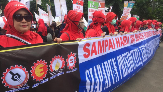 Aliansi buruh mulai berkumpul di Patung Kuda. Foto: Mirsan Simamora/kumparan