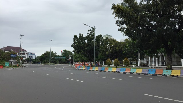Suasana jalan di kawasan Istana Negara Sepi karena di blokade oleh petugas kepolisian saat hari buruh. Foto: Darin Atiandina/kumparan