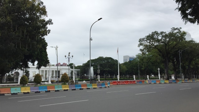 Suasana jalan di kawasan Istana Negara Sepi karena di blokade oleh petugas kepolisian saat hari buruh. Foto: Darin Atiandina/kumparan