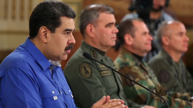 Presiden Venezuela Nicolas Maduro berbicara selama siaran dengan anggota pemerintah dan anggota komando tinggi militer di Istana Miraflores di Caracas. Foto: Istana / Handout Miraflores/ REUTERS