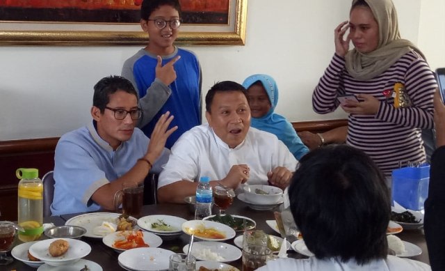 Cawapres nomor urut 02, Sandiaga Uno; dan Ketua DPP PKS, Mardani Ali Sera; menyantap masakan Padang di Restoran Padang, Cipinang Melayu, Jakarta Timur. Foto: Maulana Ramadhan/kumparan
