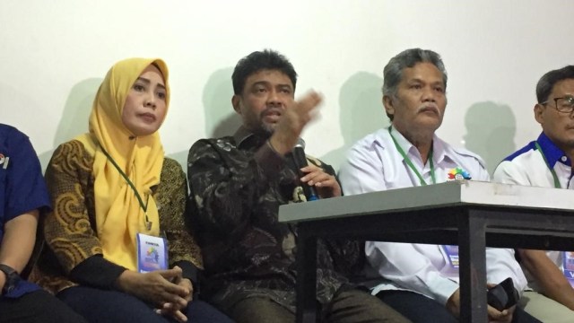 Ketua KSPI, Said Iqbal (tengah) dalam Konferensi pers terkait peringatan May Day di Lapangan Tenis Indoor, Senayan. Foto: Andesta Herli/kumparan