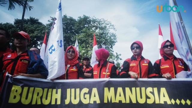 Bentangan spanduk berisi protes yang dibawa oleh massa KSBI Palembang dalam peringatan Hari Buruh, Rabu (1/5) Foto: abp/Urban Id