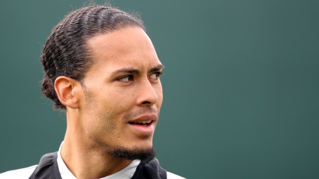 Virgil van Dijk di sesi latihan Liverpool. Foto: Reuters/Carl Recine