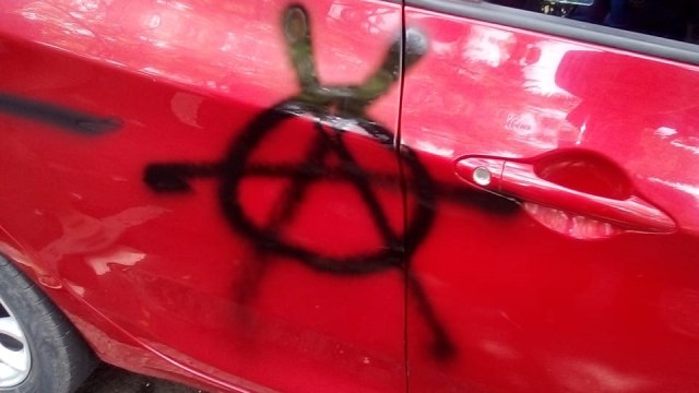 Sejumlah kendaraan jadi korban vandalisme pada saat Hari Buruh di Bandung. Foto: Istimewa