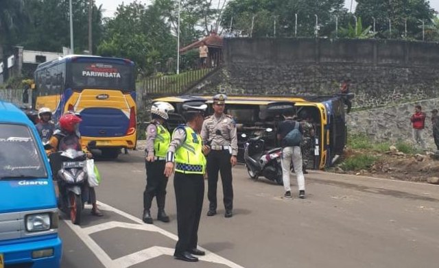 Bus pengangkut siswa sekolah terguling di Puncak Bogor. Foto: Dok. Polres Bogor