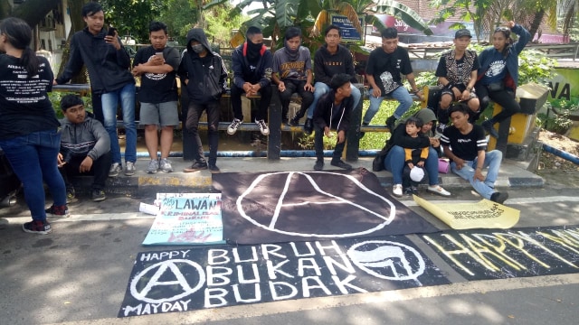 Gerombolan punk di Banjarmasin ikut menyuarakan kesejahteraan buruh dan menolak kapitalisme, Rabu 1 Mei 2019. Foto: Donny Muslim/banjarhits.id