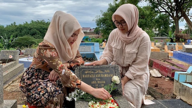 Ayu Ting Ting (kiri) di makam adiknya, Narfazli Ade Ramdani. Foto: Instagram @ayutingting92