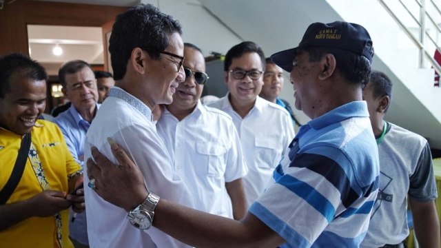 Calon wakil presiden (cawapres) nomor urut 02, Sandiaga Salahuddin Uno, saat meninjau rekapitulasi suara di PPK Koto Tangah, Padang, Sumatera Barat. (Foto: Irwanda/Langkan.id)