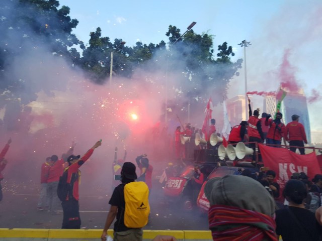                             Sumber Gambar : Cahaya M. Dalam Aksi Buruh 1 Mei 2019 di Jakarta
