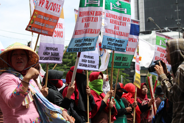 aksi para buruh mengisi hari peringatan buruh internasional 