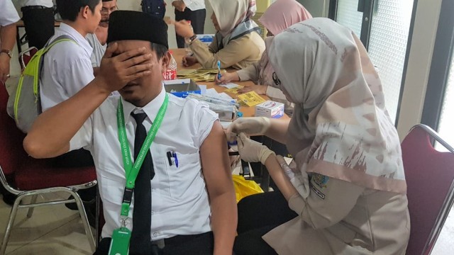 Lebih dari 1.000 petugas haji 2022 melakukan suntik meningitis dan influenza. Foto: Dok. Bahauddin/Media Center Haji