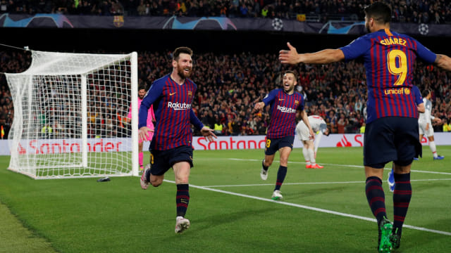 Lionel Messi dan Suarez merayakan gol ke gawang Liverpool. Foto: Albert Gea/Reuters