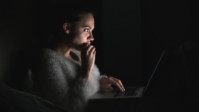 Ilustrasi melihat layar monitor, Foto: Shutter Stock