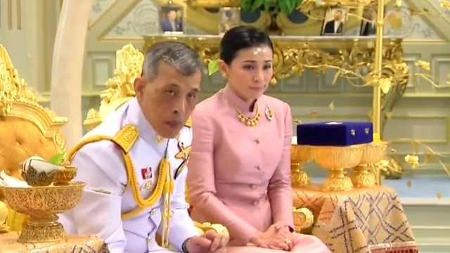 Suasana pernikahan Raja Thailand Maha Vajiralongkorn di Bangkok. Foto: AFP/THAI TV POOL
