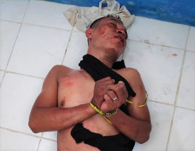 Pelaku babak belur dihajar massa yang geram, Rabu (1/5) (Foto: Dok. kendarinesiaid)