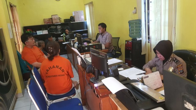 Pemilik diskotek Lee garden (LG) Lisam (48) dan Lienawati (51) saat diperiksa petugas Satreskrim Polrestabes Medan, Kamis (2/5/2019) SumutNews.com