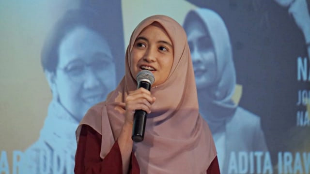 Aksi komika stand up comedy, Arafah Rianti pada acara Inspiring Discussion & Movie Screening. Foto: Iqbal Firdaus/kumparan