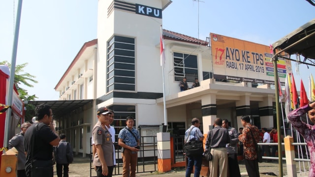Kantor Komisi Pemilihan Umum (KPU) Kabupaten Bojonegoro, saat proses rekapitulasi hasil penghitungan suara Pemilu 2019