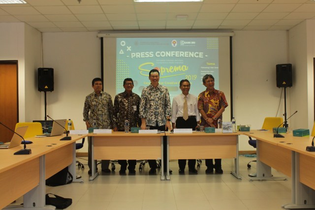 Rektor Universitas Gadjah Mada, Prof. Ir. Panut Mulyono, M.Eng., D.Eng. berfoto bersama Dekan Fisipol UGM, Dr. Erwan Agus Purwanto, M.Si, Wakil Pemimpin Wilayah BRI Kanwil Yogyakarta Mohamad Fikri Satriawan, Direktur Soprema Dr. Hempri Suyatna, dan Direktur YouSure Dr. M. Najib Azca pasca membuka rangkaian gelaran Soprema 2019 secara resmi di Fisipol UGM, Kamis (02/05).