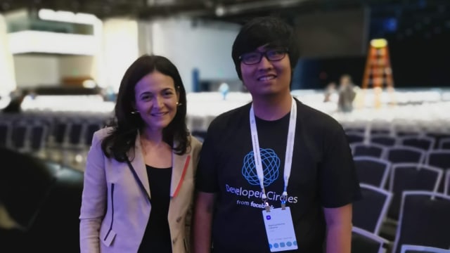 Chief Operating Officer Facebook, Sheryl Sandberg, bersama Agastya Darma Laksana, Front-end Engineer kumparan, di konferensi Facebook F8 di San Jose, California, AS, pada 30 April 2019. Foto: Dok. Agastya Darma Laksana