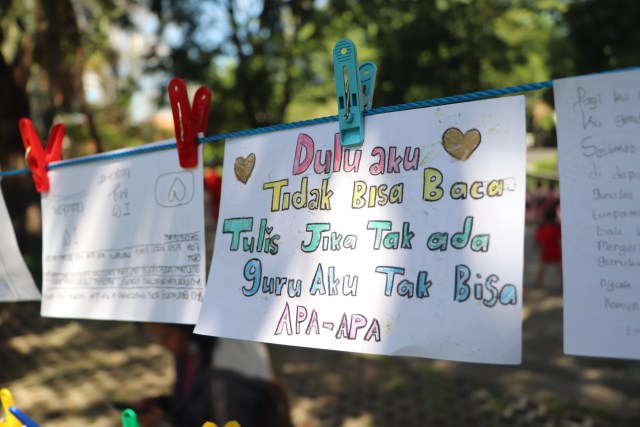 Salah satu tulisan pesan dari siswa SD Lazuardi Kamila dalam rangka memperingati Hari Pendidikan Nasional. (Fernando Fitusia)