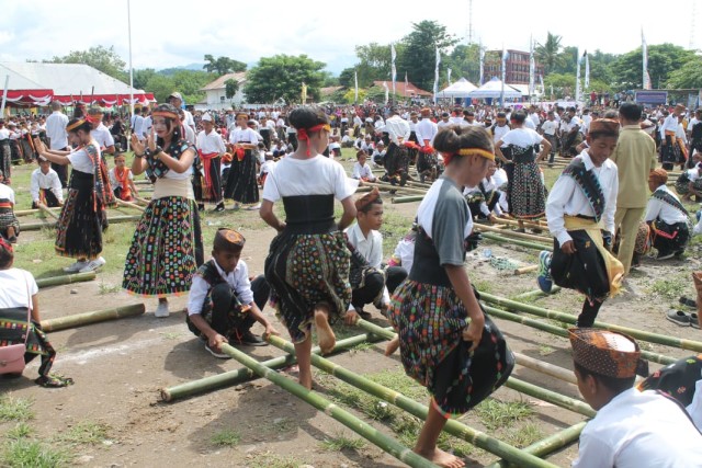 Para pelajar sedang membawakan Tarian Rangkuk Alu yang merupakan tarian khas Manggarai pada peringatan Hari Pendidikan Nasional, Kamis (2/5) di Kota Borong.Sumber foto : Istimewa.