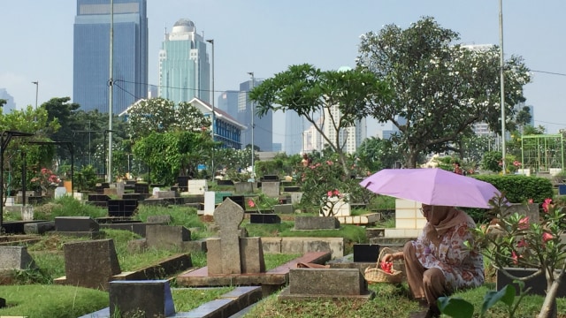 Suasana Ziarah di TPU Karet Bivak, Jakarta Pusat, Jumat (3/5). Foto: Darin Atiandina/kumparan