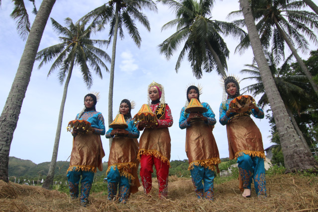 Penari tradisional Aceh di Gampong Nusa, desa wisata di Aceh Besar. Foto: Ahmad Ariska/acehkini
