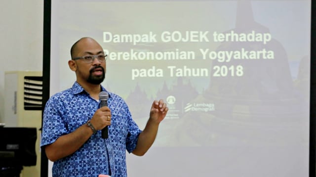 Wakil Kepala Lembaga Demografi  FEB UI, Paksi C.K. Walandouw, memaparkan hasil penelitian tentang dampak sosial ekonomi Gojek di Yogyakarta. Foto: Dok. Gojek