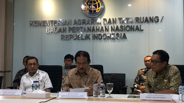 Menteri ATR/BPN Sofyan Djalil (tengah) saat konferensi pers di kantornya. Foto: Selfy Momongan/kumparan