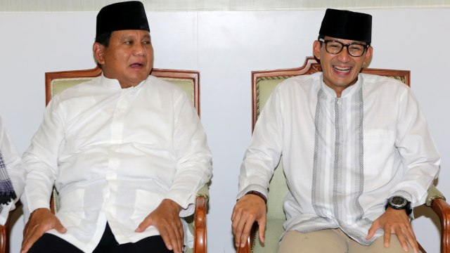 Capres cawapres no urut 02 Prabowo Subianto (kiri) dan Sandiaga Salahudin Uno berbincang sebelum melaksanakan ibadah salat jumat pada kunjungannya ke Aceh di Masjid Raya Baiturrahman, Banda Aceh, Aceh, Jumat (3/5/2019). Foto: ANTARA FOTO/Irwansyah Putra/foc.
