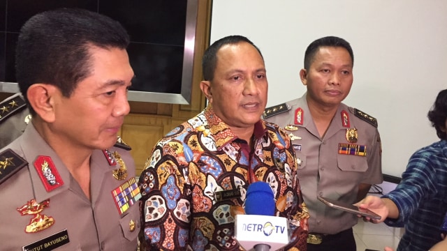 Agus Surya Bakti (tengah), Komjen Putut Eko Bayu Seno (kiri) dan Komjen Moechgiyarto (kanan) saat prosesi serah terima jabatan Ketua Satgas Saber Pungli. Foto: Andesta Herli/kumparan