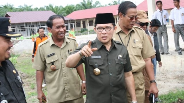Wali Kota Dumai, Zulkifli As (tengah). Foto: Facebook/@kotadumai