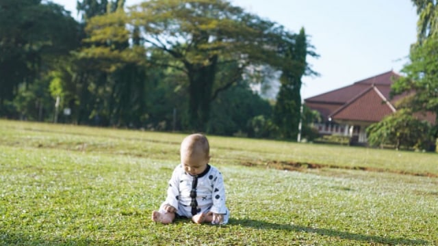 Manfaat Bermain di Rumput dengan Baby