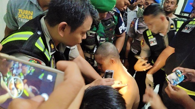Adrianus Pattian menjalani proses pengecekan kesehatan di Polda Sultra, Jum'at (03/05). Foto: Lukman Budianto/kendarinesiaid