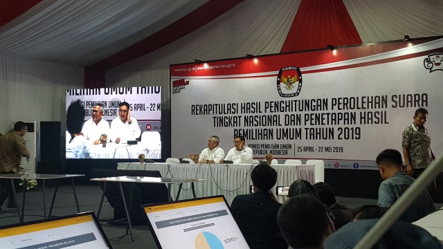 Ketua KPU, Arief Budiman dan Fadli Zon saat konferensi pers di Kantor KPU. Foto: Efira Tamara Thenu/kumparan