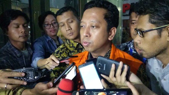 Eks ketum PPP, Romahurmuziy atau Romy usai jalani proses perpanjangan penahanan. Foto: Aprilandika Pratama/kumparan