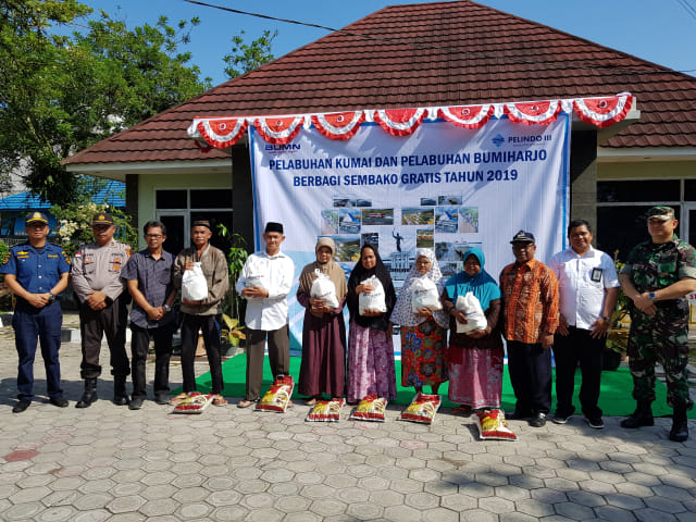 Pembagian paket sembako gratis PT Pelindo Pelabuhan Kumai dan Pelabuhan Bumiharjo kepada masyarakat. (FOTO: Joko Hardyono)