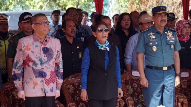 Menteri KPP, Susi Pudjiastuti, bersama Gunernur Kalbar, Sutarmidji. Foto: Jamal Ramadhan/kumparan