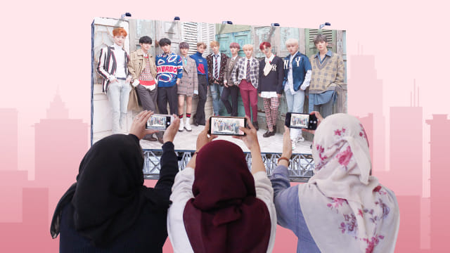 Merogoh kocek dalam-dalam demi idola tersayang. Foto: Matheus Marsely dan Putri Sarah Arifira/kumparan