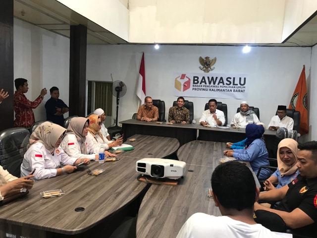 Pertemuan Bawaslu dengan ormas dan relawan kubu Prabowo-Sandi. Foto: dok Hi!Pontianak