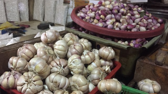 Harga bawang putih di Pasar Ciracas Jakarta Timur. Foto: Nurul Nur Azizah/kumparan