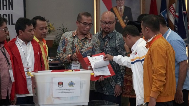 Rapat Pleno Rekapitulasi Penghitungan Perolehan Suara Pemilu 2019 Luar Negeri di Kantor KPU, Jalarya, Sabtu (4/5). Foto: Fanny Kusumawardhani/kumparan