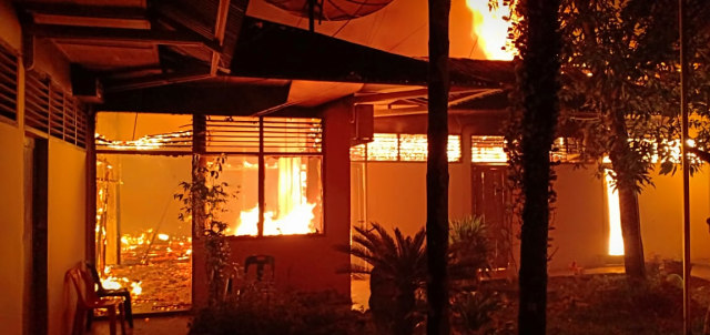 Kantor Camat Gunungsitoli, Nias, Sumatera Utara, yang digunakan untuk menyimpan kotak dan surat suara   terbakar pada Sabtu (4/5/2019). Dok. Istimewa