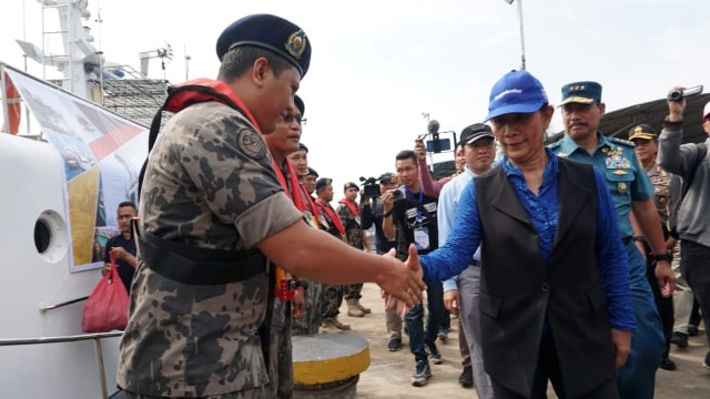 Menteri KKP Susi Pudjiastuti h hendak menaiki kapal. Foto: Jamal Ramadhan/kumparan