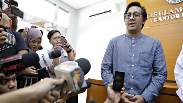 Komedian Andre Taulany memberi pernyataan kepada awak media di kantor MUI. Foto: Ronny