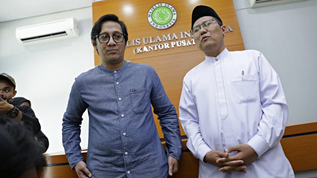 Komedian Andre Taulany bersama Ketua Dakwah MUI, Muhammad Cholil Nafis memberi pernyataan kepada awak media di kantor MUI. Foto: Ronny