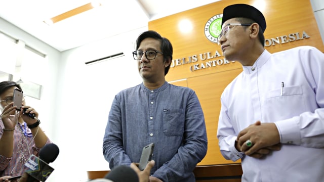 Presenter Andre Taulany bersama Ketua Dakwah MUI, Muhammad Cholil Nafis saat menggelar konferensi pers. Foto: Ronny