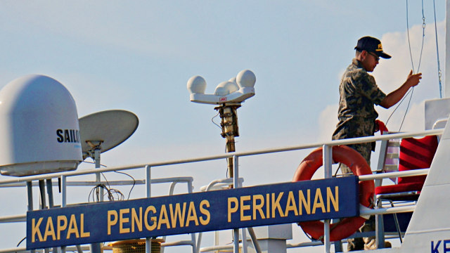 Seorang petugas bersiap menuju lokasi penenggelaman kapal asing pencuri ikan. Foto: Jamal Ramadhan/kumparan